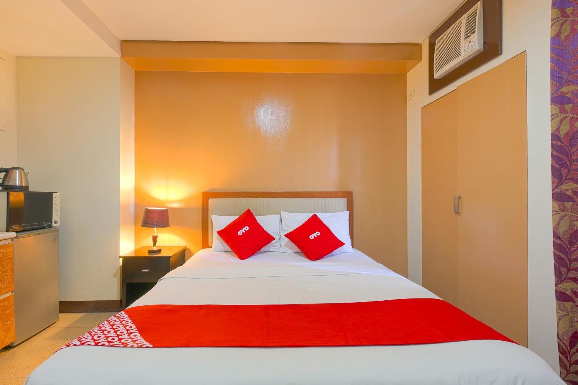 Oyo 769 Poblacion Suites Polaris Makati City Exteriör bild