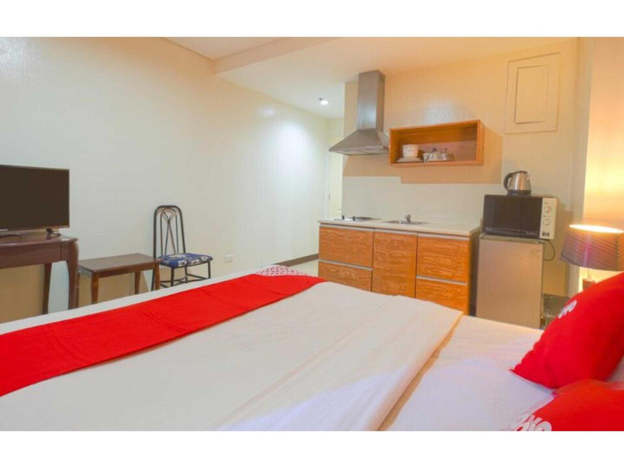 Oyo 769 Poblacion Suites Polaris Makati City Exteriör bild
