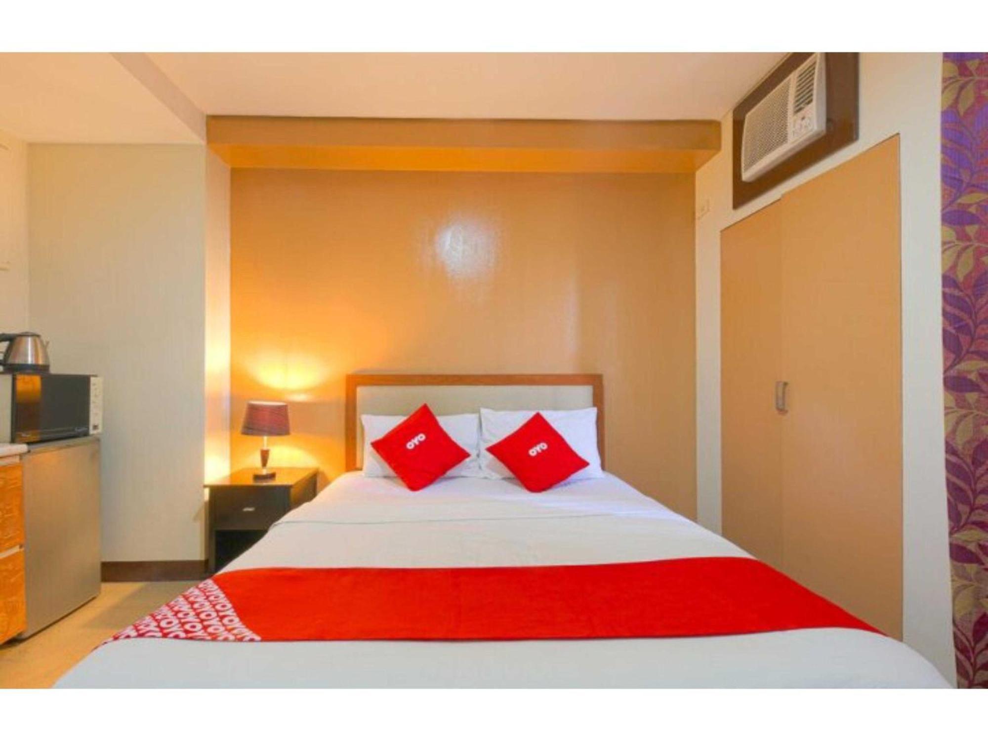 Oyo 769 Poblacion Suites Polaris Makati City Exteriör bild