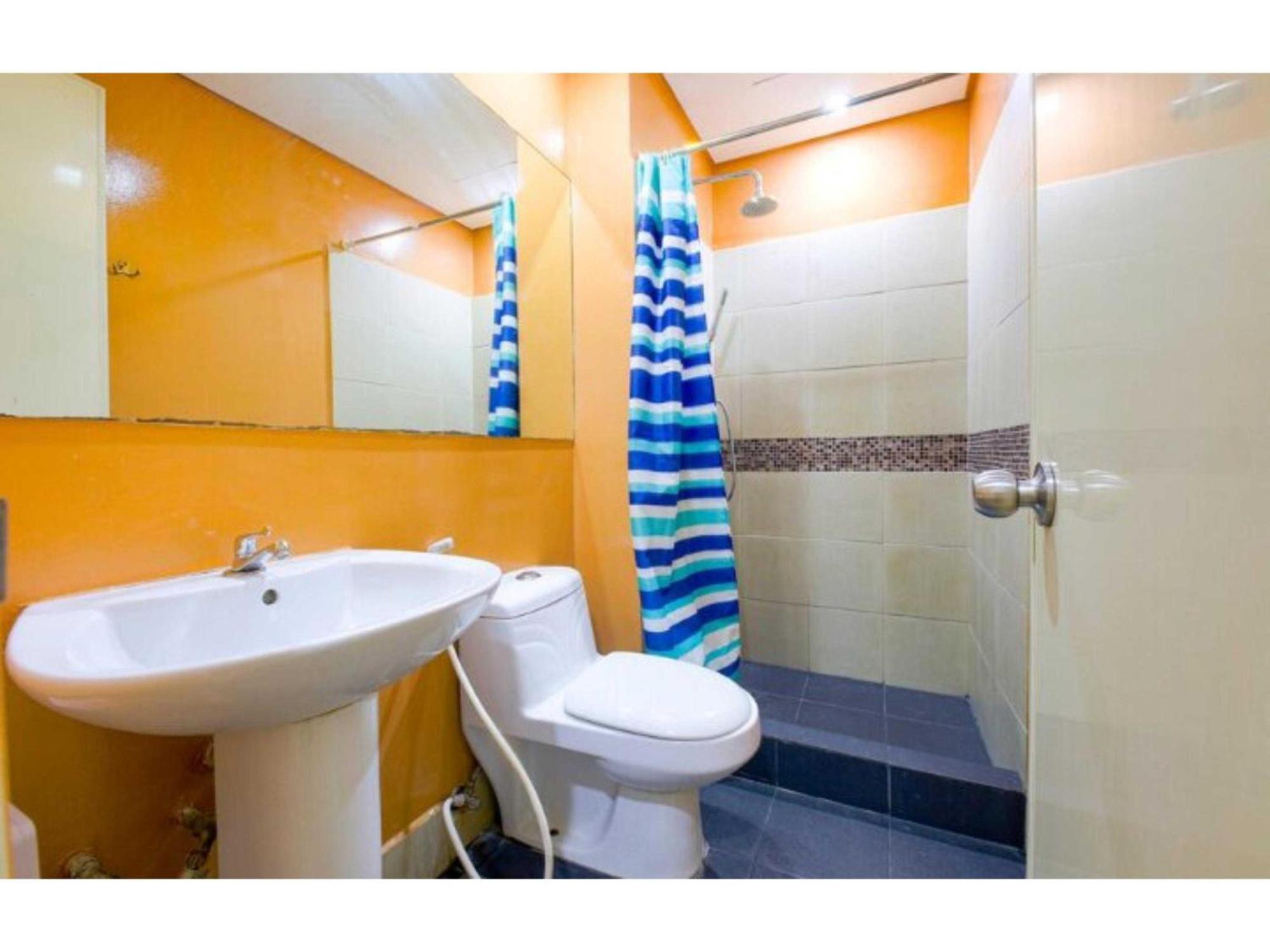 Oyo 769 Poblacion Suites Polaris Makati City Exteriör bild
