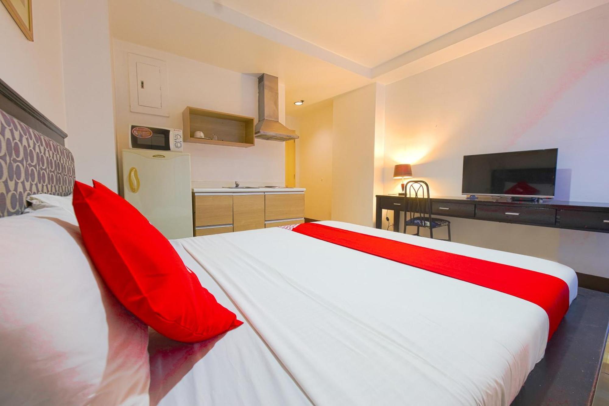 Oyo 769 Poblacion Suites Polaris Makati City Exteriör bild