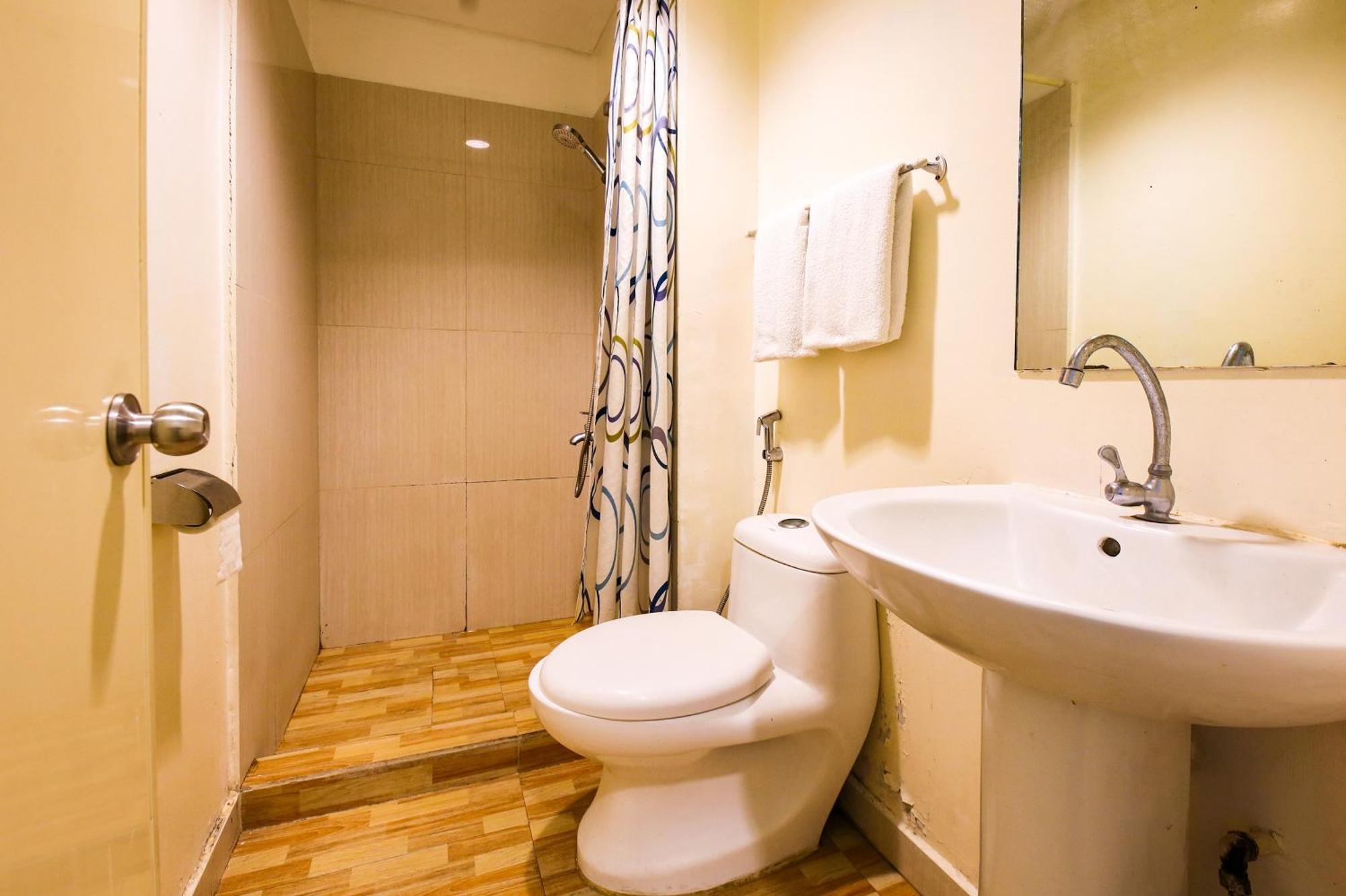 Oyo 769 Poblacion Suites Polaris Makati City Exteriör bild