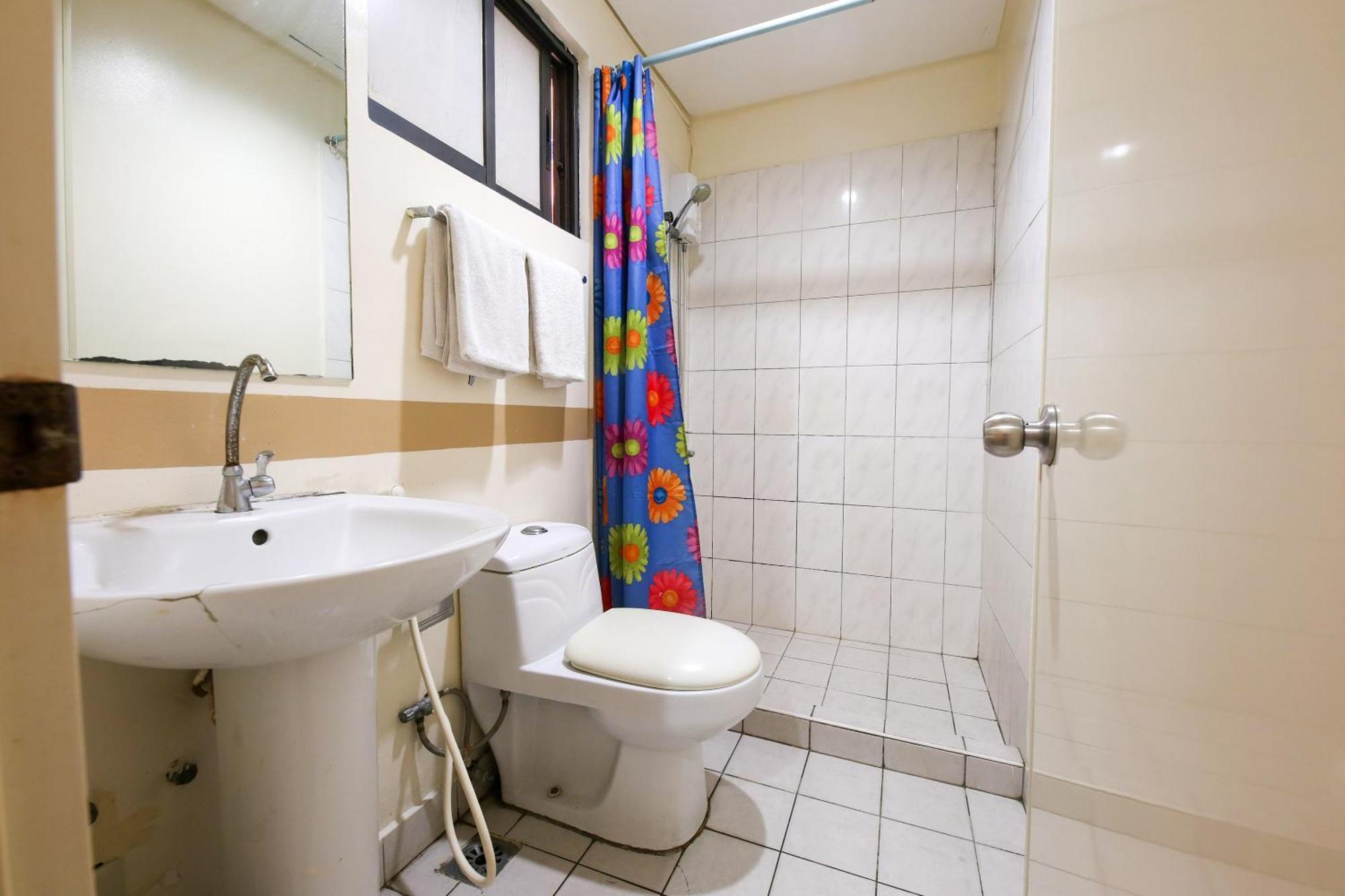 Oyo 769 Poblacion Suites Polaris Makati City Exteriör bild