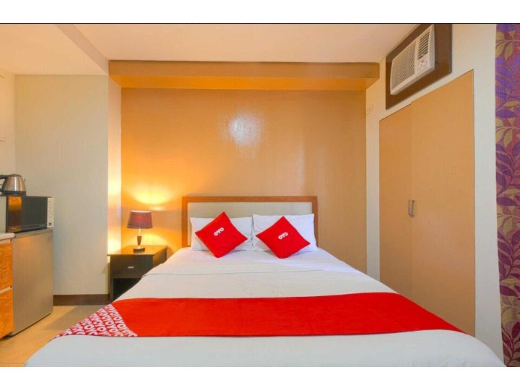 Oyo 769 Poblacion Suites Polaris Makati City Exteriör bild